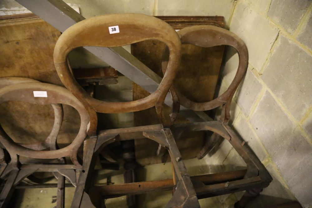 Parts of a Victorian mahogany extending dining table and a set of four chairs (a.f.)